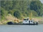  Die beamtem auf dem Schiff der Schiffahtrspolizei am Ufer nahe Sehestedt haben ein wachsames Auge auf den Schiffsverkehr im Bereich einer Weiche (Ausweichstelle)auf dem Nord- Ostseekanal.  18.09.2013 