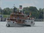 Seitenraddampfer FREYA, Flagge Deutschland, Bj 1905, L 51,60 m, B 11,40 m, Geschw. 8,50 kn (16 km/h), 2-Zyl. Verbundmaschine mit einer Maschinenleistung von 103 kW ( 140 Ps) und ein Deutz Dieselmotor mit 400 Ps, kann 250 Fahrgsten befrdern. Heimathafen Kiel, Bauwerft J.&K. Smid in Kinderdijk. Seit 1999 ist sie fr die Reederei der Adler-Schiffe untterwegs. Rendsburg am 18.09.2013. 