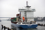 Containerschiff  STEFAN SIBUM  fährt aus der Schleuse Kiel-Holtenau in den Nord-Ostsee Kanal 16.10.2016