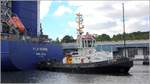 Die 2001 gebaute STEIN (IMO 9241243) bereitet sich auf die Schlepperunterstützung der A LA MARINE (IMO 9386524) bei der Einfahrt in die NOK-Schleuse in Kiel-Holtenau vor. Die STEIN ist 27 m lang und 9,70 m breit, hat eine GT/BRZ von 269, eine Maschinenleistung von 2.65o kW und einen Pfahlzug von 46,4 t. Heimathafen ist Kiel. Dort entstand dieses Foto am 05.07.2017.