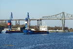 2723 Nord Ostsee Kanal am 9.4.2023 Höhe Hafen Rendsburg mit einem Teil der Eisenbahnhochbrücke und regem Schiffsverkehr /