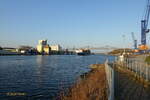 Nord Ostsee Kanal am 10.4.2023 Höhe Hafen Rendsburg mit einem Teil der Eisenbahnhochbrücke und dem aufkommenden Feederschiff  BERNHARD SCHEPERS Richtung Brunsbüttel fahrend  /