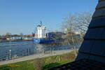 Blick auf den Nord Ostsee Kanal am 10.4.2023 Höhe Hafen Rendsburg mit dem Feederschiff ELBWAVE (IMO 9504035) von Brunsbüttel kommend /