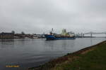 Nord Ostsee Kanal am 9.4.2023 Höhe Hafen Rendsburg mit einem Teil der Eisenbahnhochbrücke und dem aufkommenden Mehrzweckfrachter  WILSON SUND Richtung Brunsbüttel fahrend  /