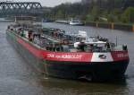 Das Tankschiff Vopak von Humboldt luft in die Rhein-Herne-Kanal Schleuse von Oberhausen ein.