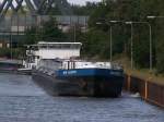 Die  Hedy Jaegers  der Reederei Jaegers beim anlegen kurz vor der Schleuse in Oberhausen.