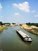 Rhein-Herne-Kanal. MS  Schulau  hat die Schleuse Herne-Ost mit ihrem Vorhafen passiert (27. Juli 1991). Die Spuren der Erdbewegungen zur Tieferlegung des Kanalbetts sind noch deutlich zu erkennen.