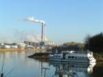 Fahrgastschiff Henrichenburg liegt im Yachthafen vor der alten Schleuse Henrichenburg (in Waltrop!) und wartet auf den nchsten Einsatz. Das Schiff ist rund 18 Meter lang und bietet 100 Personen Platz fr Rundfahrten an. Im Hintergrund bei schnstem Fotografierlicht am 09.11.2003 das Steinkohlekraftwerk Datteln.