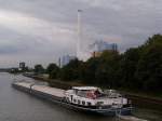 Das Frachtschiff  Intantum  tuckert in Richtung Oberhausen. Im Hintergrund sind die Gromllverbrennungsanlage und der Gasometer zu sehen. Das Foto stammt vom 08.08.2007