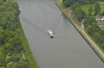 Ein Motorboot fährt auf Rhein-Herne Kanal - vom Gasometer in Oberhausen aus gesehen.