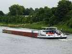 Das Schiff  Alm  passiert die Einfahrt in den Rhein-Herne-Kanal.