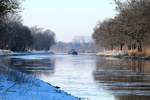 Blick auf den Sacrow-Paretzer-Kanal (Teil der Unteren-Havel-Wasserstrasse) vom km 30 Richtung Westen am 17.01.2017. In Höhe des Binnenschiffes liegt der Göttinsee. 