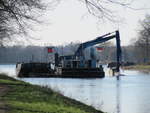 Wasserbaustelle im Sacrow-Paretzer-Kanal / UHW am 23.03.2020 Höhe km 27. Ponton 6 (04010640 , 30,83 x 9,48m) war mit einem Liebherr-Kettenbagger 964 im Einsatz.
