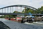 Schubboot CHRIS-THO (04031450 , 23,65 x 8,20m) am 17.08.2020 im SACROW-PARETZER-KANAL / UHW Höhe Eisenbahnbrücke Marquardt beim Passieren einer Wasserbaustelle zu Tal.