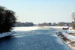 Blick von der Nedlitzer Südbrücke gen Westen auf den Sacrow-Paretzer-Kanal / Weißer See / UNTERE HAVEL-WASSERSTRASSE  am 10.02.2021. Der Leichter 4147A (05802000) lag an der Liegestelle Nedlitz / Neu Fahrland.