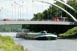 GMS  ALEXANDRA  (02318072 , 85 x 9m) am 03.08.2021 beim Unterqueren der Nedlitzer Südbrücke im Sacrow-Paretzer-Kanal /  UNTERE HAVEL-WASSERSTRASSE zu Tal.