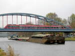 Das Schubboot  RSP-SB 011  (08355083 , 21,20 x 8,28m) schob am 21.11.2021 vier je 32,50 m lange Leichter im Sacrow-Paretzer-Kanal /  UNTERE HAVEL-WASSERSTRASSE  Höhe Marquardt / km 26 zu Tal.