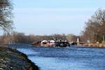 Schubboot  RSP-SB 05  (08351036 , 23 x 8,9m) mit 3 Leichtern am 21.01.2022 im Sacrow-Paretzer-Kanal /  UNTERE HAVELWASSERSTRASSE  Höhe Schlänitzsee auf Talfahrt.