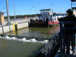 Whrend das Schubschiff in der Sdkammer der Doppelsparschleuse Hohenwarthe auf die Ausfahrt in Richtung Mittellandkanal wartet
ist hier gut zu erkennen wie sich das Schleusentor langsam absenkt. ( 29.04.2007 )