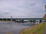 Ein tschechisches Schubschiff fhrt fluabwrts auf der Elbe unter der Trogbrcke ( ca. 98 Meter lang und knapp 20 Meter hoch ) Hohenwarthe
des Wasserstraenkreuzes hindurch. ( 17.09.2007 um 14:12 Uhr )  
In diesem Trog der Brcke wird der Mittellandkanal ber die Elbe hinweg gefhrt. 
Die Brcke ist auf beiden Seiten des Kanals fr Fugnger und Radtouristen stndig benutzbar.
Am stlichen Ufer ( mein Standpunkt ) liegt der Ort Hohenwarthe ( Jerichower Land ) , auf der westlichen Seite ist 
Glindenberg im Ohrekreis.