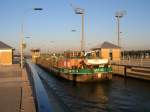 Ein polnisches Motorschiff fhrt in die Nordkammer der Doppelsparschleuse Hohenwarthe des Wasserstraenkreuzes Magdeburg vom Mittellandkanal her kommend ein. 17.10.2006 17:26 Uhr.