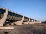 Ein Teil des Wasserstraenkreuzes Magdeburg ist die Kanalbrcke ( die Trogbrcke )
in der der Mittellandkanal ber die Elbe gefhrt wird . Bei dieser Aufnahme ist der riesige
Trog gut zu erkennen. Fotostandort ist hier das westliche Elbufer in Hhe Glindenberg Zollau.
25.01.2008 um 15:32 Uhr