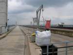 Nun ist die Trogbrcke Hohenwarthe im Zuge der Durchsicht vllig wasserlos
und die Reinigungsarbeiten schon weit fortgeschritten.
Schon bald wird der Trog wieder mit Wasser gefllt sein und die Schiffe 
knnen dann hier wieder die Elbe berqueren. ( 07.04.2008 )