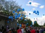  Aktionstag am alten Schiffshebewerk in Magdeburg-Rothensee .Auf Kommando stiegen zahlreiche 
blaube Luftballons gen Osten in den Himmel . (01.Mai 2008 )