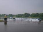 Das Fahrgastschiff   Princess   aus dem am Flu Ijssel zwischen Deventer und Zwolle 
gelegenen Wijhe auf der Elbe in Hhe Einfahrt zur Schleuse Niegripp. ( 17.Mai 2008 )