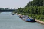 Blick auf das Unterwasser der Schleuse Dorsten im Wesel-Datteln-Kanal am 14.05.2018. Das TMS Damiano (02332750 , 85 x 9,60m) und die anderen Fahrzeuge warteten auf die Bergschleusung.