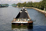 Schubboot REHNUS WESEL (ENI:02313464) L.15,17 m B.9,50 m T.51 Flagge Deutschland auf dem WDK am 29.09.2022 an der Schleuse Datteln mit zwei Schubleichter.