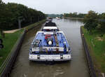 SGMS RHENUS CARISMA I (ENI:02323258) L.92,50 m B.11,45 m T 2585 Flagge Niederlande auf dem WDK am 02.10.2023 an der Schleuse Datteln.