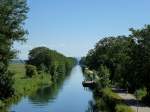 Colmar-Kanal, Blick von der Brcke in Muntzenheim Richtung Osten, am Horizont der Schwarzwald, Aug.2013