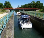 Rhein-Rhone-Kanal, zwei Hausboote verlassen die Schleuse Nr.63 bei Baltzenheim im Elsaß, Juli 2016