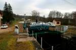 M/S  El Paso  in der Ecluse No. 12  Vesaignes  bei Chaumont am Canal entre Champagne et Bourgogne. Früher wurde der Kanal als  Canal de la Marne à la Saône  bezeichnet. Der im Hintergrund stehenden Renault Kangoo gehört dem Schleusenpersonal, was das Schiff auf dem Parallelweg begleitet; 12.01.2014