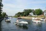 Motorboote im Trent-Severn am Km 247,3 in Fenelon Falls; 23.08.2008