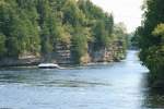 Ein Motorboot verlsst den Sturgeon Lake und nhert sich Fanelon Fals.