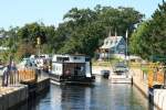 Ein Hausboot verlsst die Lock #34, Fenelon Falls und fhrt in den Cameron Lake ein; 30.08.2008 