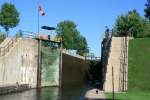 Langsam schlieen sich die groen Holztore. Die Schleuse in Bolsover hat eine Lnge von 36,6m, eine Breite von 9,7m und die Hubhhe betrgt 6,6m; 30.08.2008