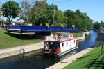 Ein Hausboot passiert die Brcke #35, Bobcaygeon Swing Bridge.