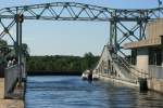 Blick ber den sdlichen Behlter der Kirfiel Lift Lock in die Natur Ontarios. Die Schleusenkammern sind 42,67m lang; 10,06m breit und 2,13m + 0,3m tief. Sie wiegen mit Wasser 1542t und 1700t. 