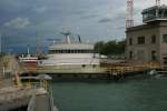 Bei einem herannahendem Gewitter hat die M/S  Edward L.Ryerson  die Lock 7 des Welland Canal befahren; 09.08.2008