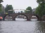 Brcke in den Amsterdamer Grachten, dahinter eine Hubbrcke, 10.06.2007.