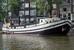 Alter Frachter als Hausboot ausgebaut, festgemacht in einer Amsterdamer Gracht - 23.07.2013