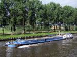 ELLY(EuropaNr.:02309272;L=39;B=5mtr.;354Tonnen;Baujahr 1955)erhält am Amsterdam-Rijnkanaal eine kleine Wäsche;100903