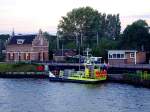 de-AA eine Personenfähre im Amsterdam-Rijnkanaal erwartet Frühmorgens schon Passagiere;110905