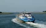 TMS  LEONIE DEYMANN  (ENI 04804360 , 110 x 11,4m) befuhr am 14.08.2025 den Kanal durch Zuid-Beveland / Niederlande Richtung Oosterschelde. In Sichtweite ist der Verkeerspost Wemeldinge. 