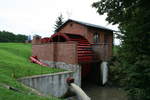 Das Maschinenhaus vom Rollberg Katy am Oberländischen Kanal. Die Maschinen werden alle mit Wasserkraft betrieben. Das dazu benötigte Wasser wird aus dem oberen Kanal entnommen und anschließend dem unteren Kanalteil wieder zugeführt; 10.09.2017