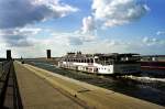MS  Prsident  ist auf der Kanalbrcke bei Magdeburg hoch ber der Elbe westwrts unterwegs (September 2004)