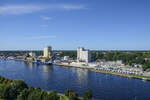 der Kreishafen Rendsburg von der Rendsburger Hochbrücke aus gesehen. Aufnahme: 17. August 2025.